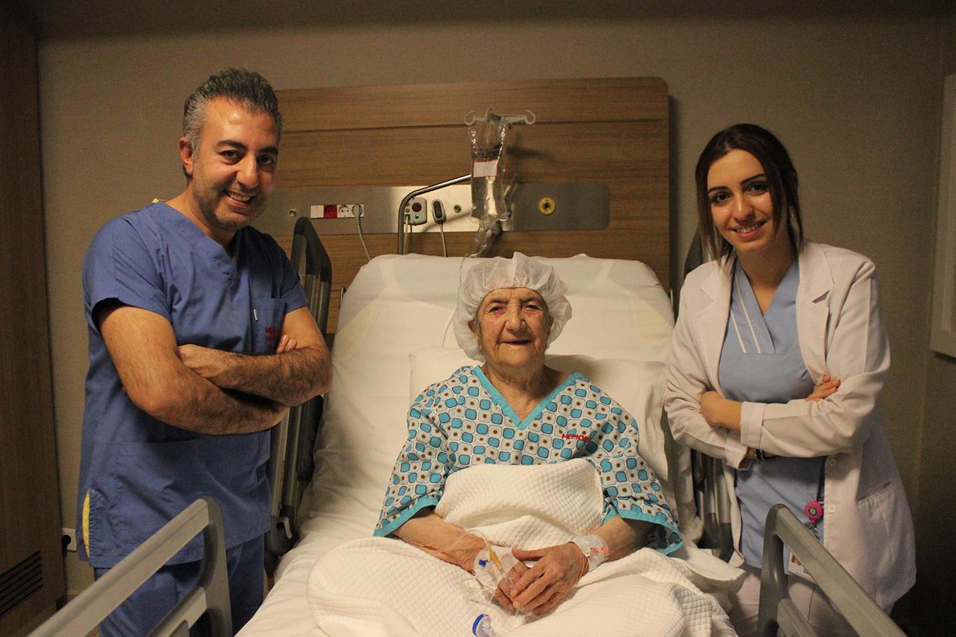 112 yaşındaki kadın kapalı ameliyatla böbrek taşından kurtuldu